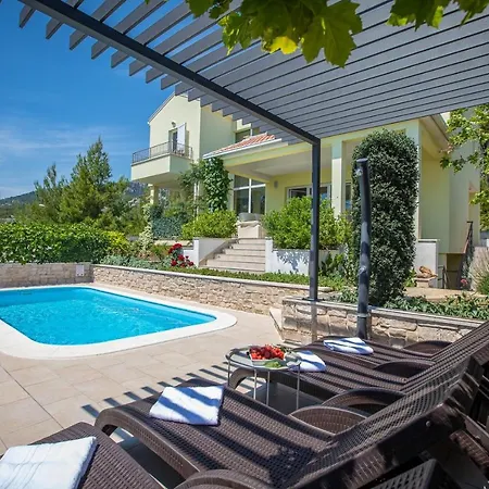 House Luna In With Private Pool (adults Only)