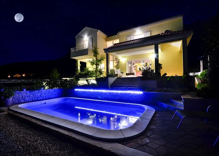 House Luna In With Private Pool (adults Only) מאקרסקה