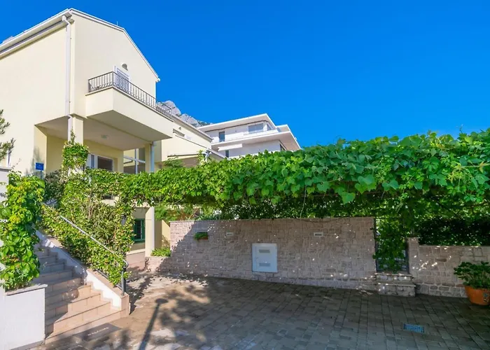 House Luna In With Private Pool (adults Only) מאקרסקה